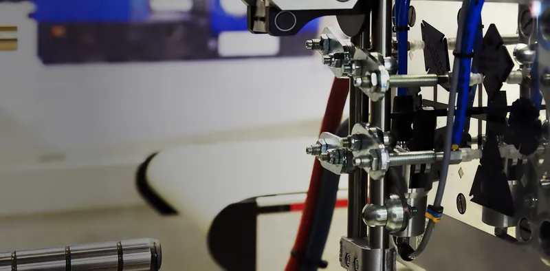 Robot gripper on an injection moulding press at Ertone